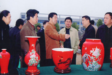 长沙市委书记陈润儿视察中国红瓷器工艺园