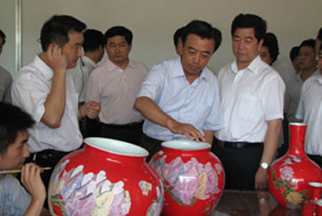 河北省石家庄市党政代表团视察中国红瓷器